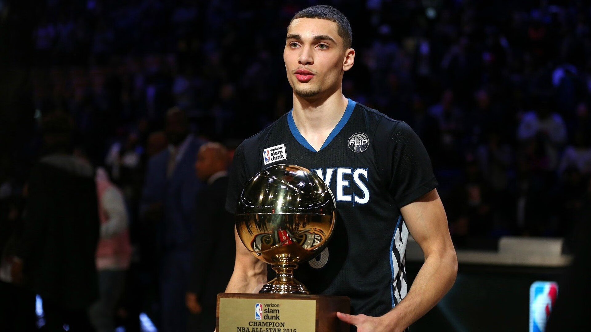 开云下载-欧冠淘汰赛之夜，米切尔节奏完全掌控，书写绿茵场上的交响诗